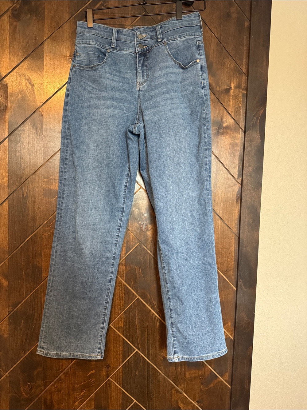 Liverpool Straight-Leg Jeans in Light Blue Wash